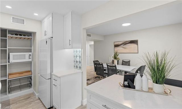 788 Park Shore DR # F17, Naples, FL 34103