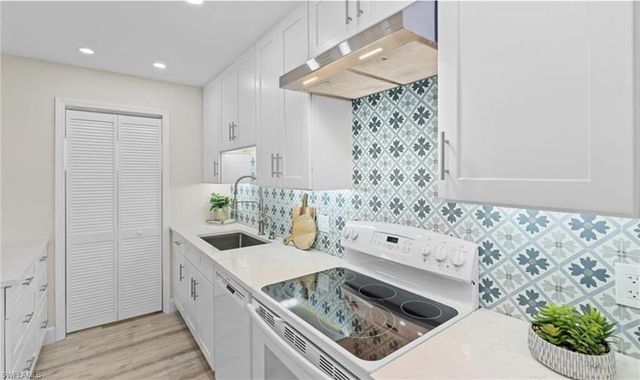 788 Park Shore DR # F17, Naples, FL 34103