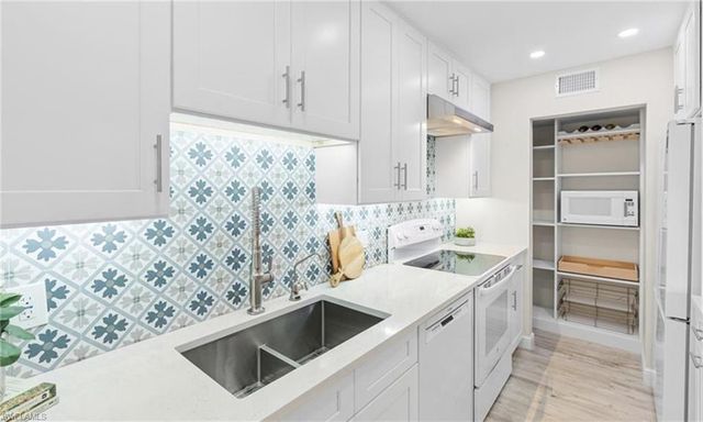 788 Park Shore DR # F17, Naples, FL 34103