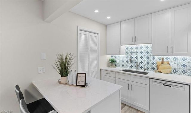 788 Park Shore DR # F17, Naples, FL 34103