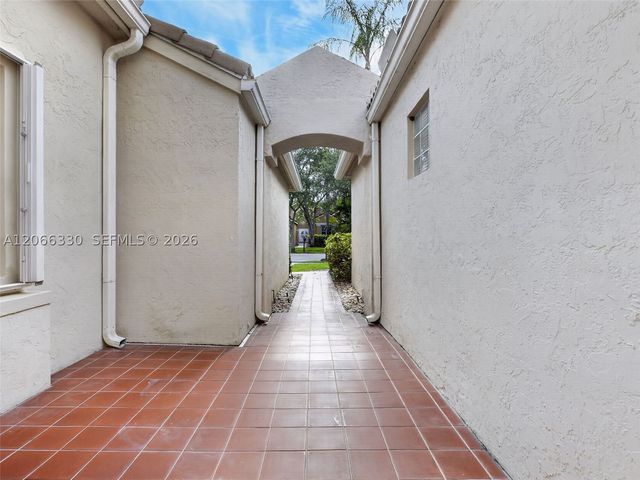 1520 Seabay Rd, Weston, FL 33326