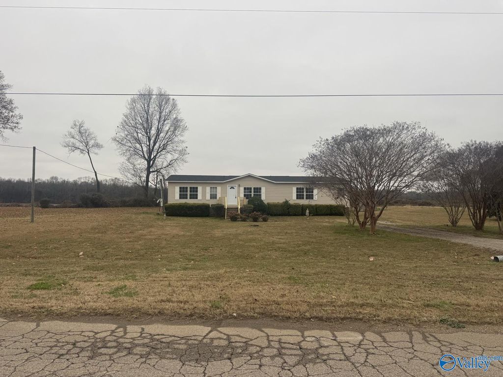 414 Sanderson Lane, Courtland, AL 35618
