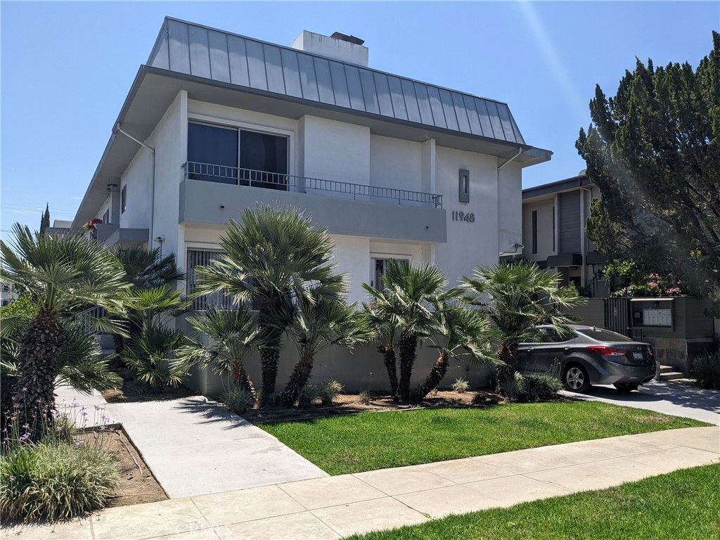 11948 Darlington Avenue 3, Los Angeles, CA 90049
