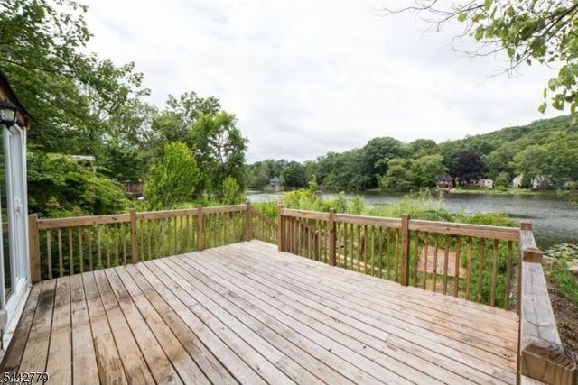 32 E Shore Trl, Hardyston Twp., NJ 07460
