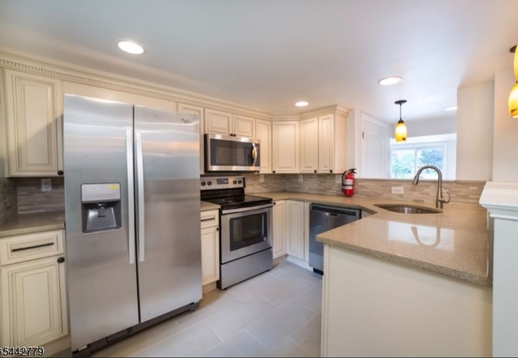 32 E Shore Trl, Hardyston Twp., NJ 07460
