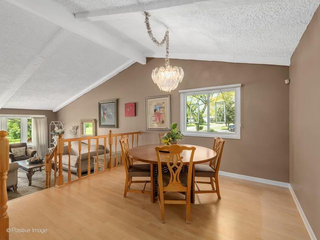 534 E Foster Avenue, Roselle, IL 60172