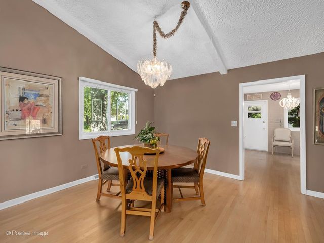 534 E Foster Avenue, Roselle, IL 60172