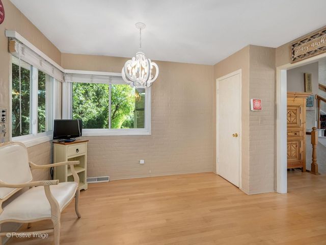 534 E Foster Avenue, Roselle, IL 60172