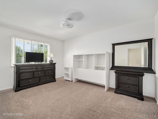 534 E Foster Avenue, Roselle, IL 60172