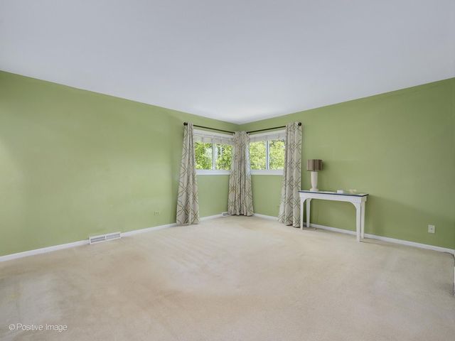 534 E Foster Avenue, Roselle, IL 60172