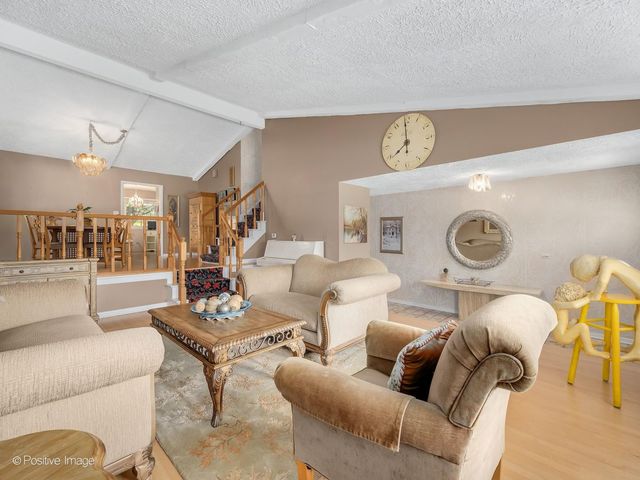 534 E Foster Avenue, Roselle, IL 60172