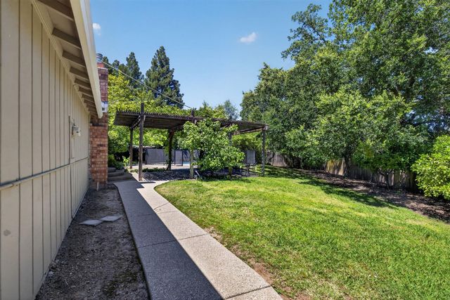 8833 Elm Ave, Orangevale, CA 95662