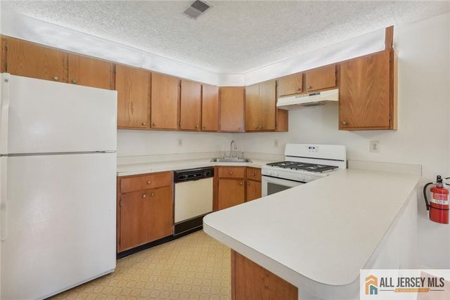 28 Wycoff Way 28, East Brunswick, NJ 08816