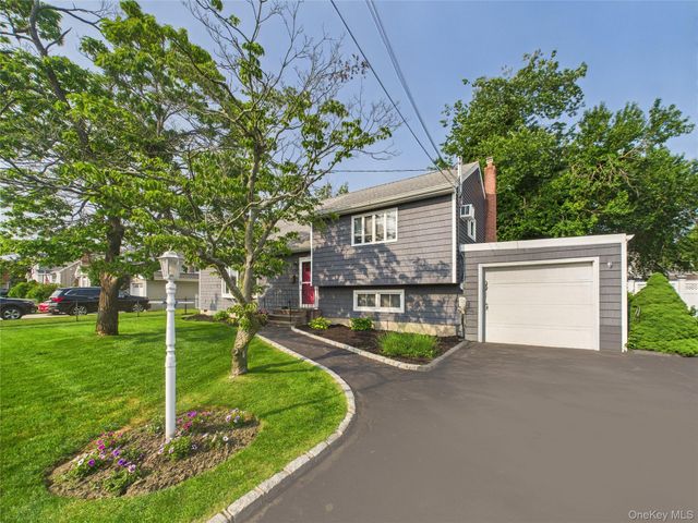 554 S 8th Street, Lindenhurst, NY 11757