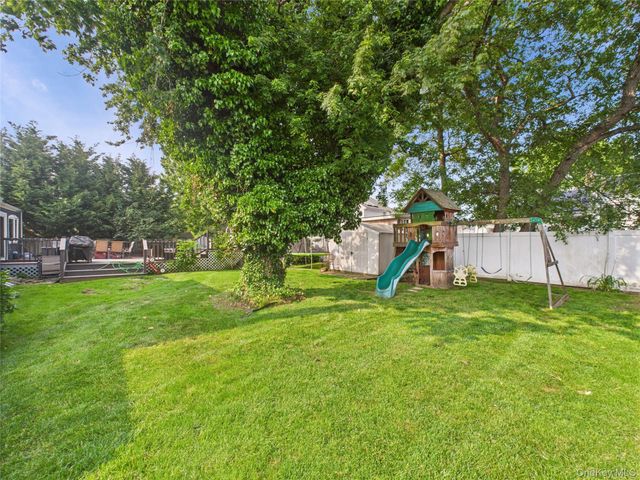 554 S 8th Street, Lindenhurst, NY 11757
