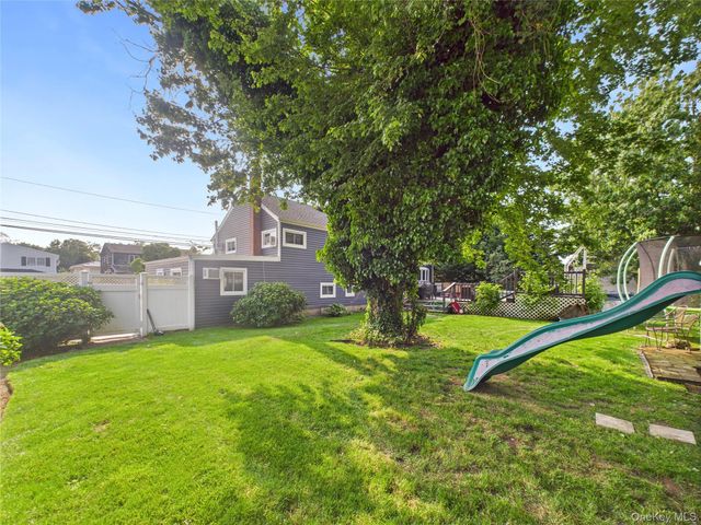 554 S 8th Street, Lindenhurst, NY 11757