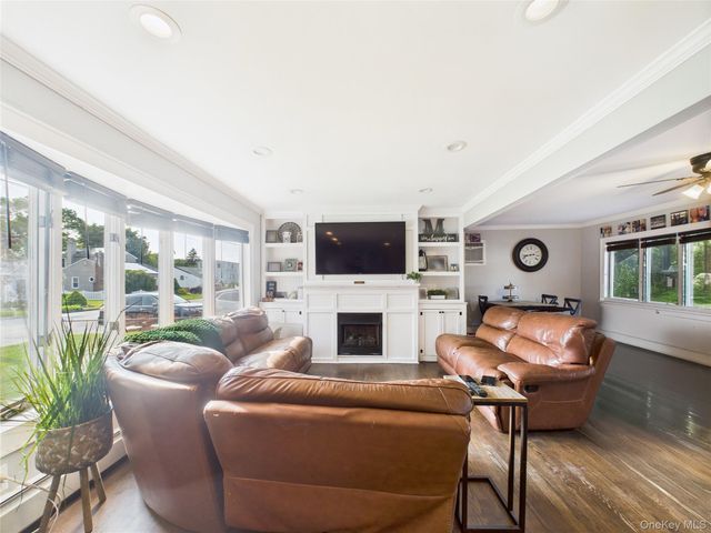 554 S 8th Street, Lindenhurst, NY 11757