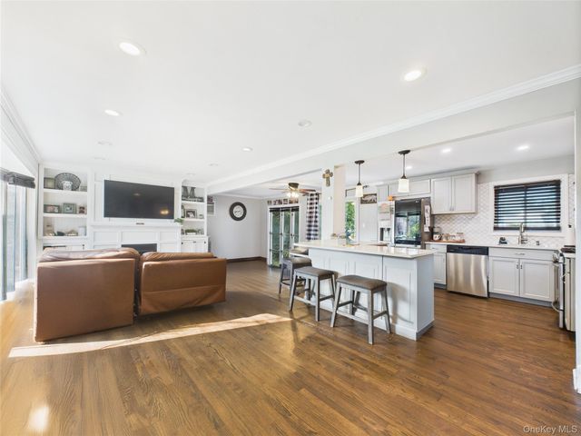 554 S 8th Street, Lindenhurst, NY 11757