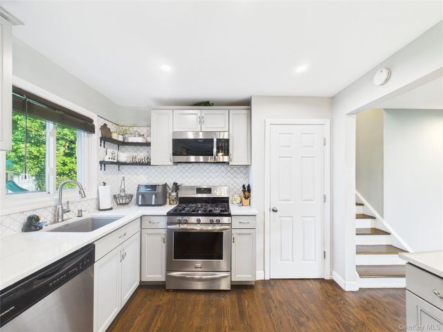 554 S 8th Street, Lindenhurst, NY 11757