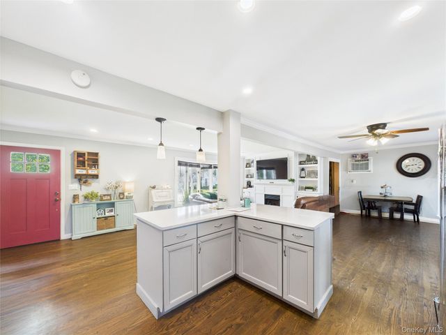 554 S 8th Street, Lindenhurst, NY 11757