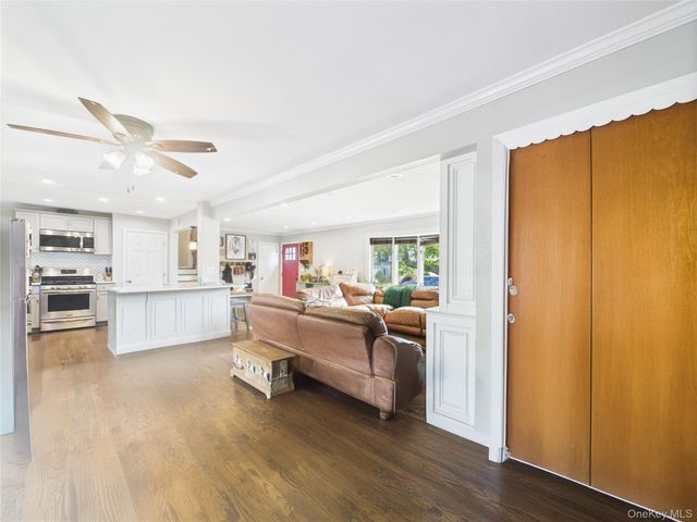 554 S 8th Street, Lindenhurst, NY 11757