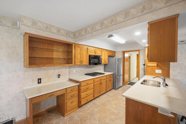 2328 Kneer Drive, Toledo, OH 43614