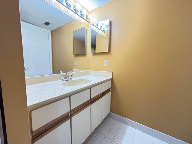 1701 S CORAL Terrace 1701, North Lauderdale, FL 33068