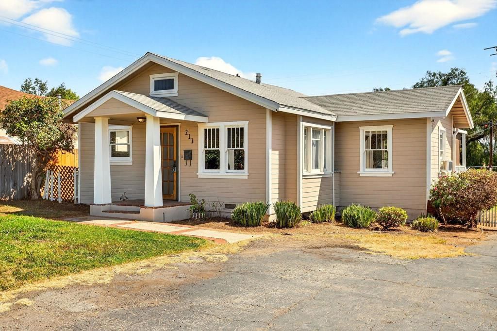 211 W 9th Ave, Escondido, CA 92025