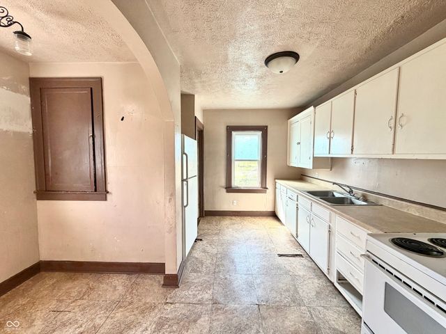 1121 E 30th Street, Anderson, IN 46016