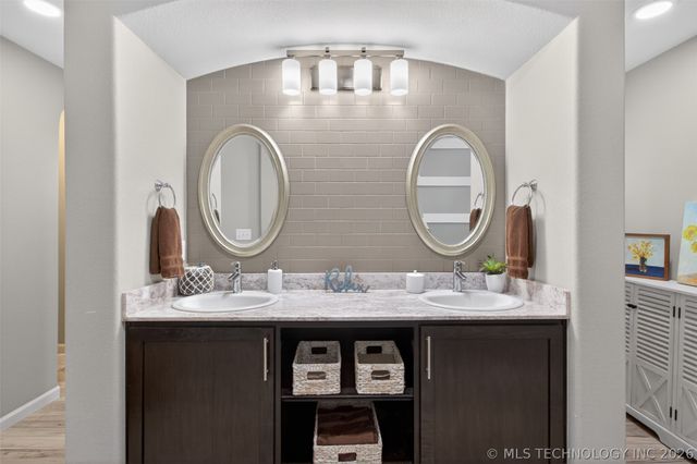 1955 E 136th Street S, Glenpool, OK 74033