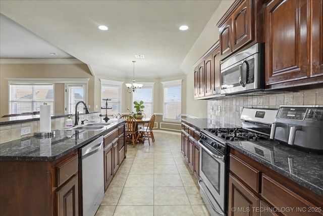 12113 E 69th Street N, Owasso, OK 74055