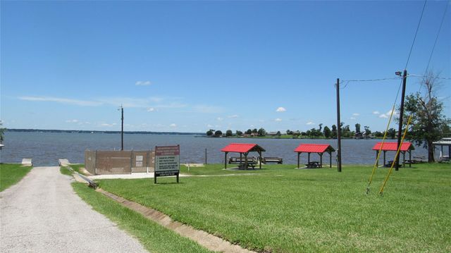 738 W Cattle, Onalaska, TX 77360