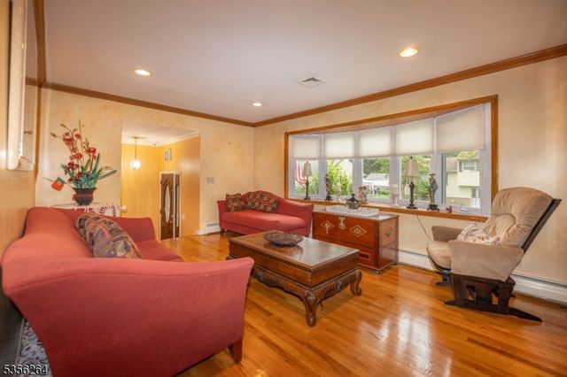 950 Beaver Pl, Rahway City, NJ 07065