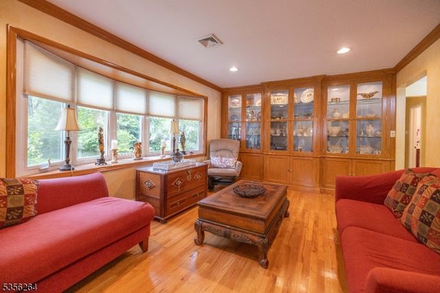 950 Beaver Pl, Rahway City, NJ 07065