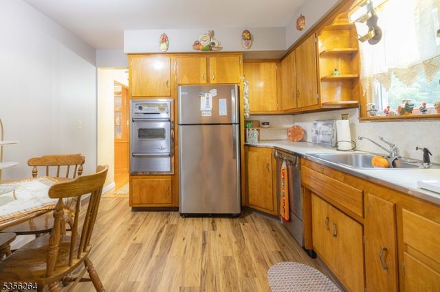 950 Beaver Pl, Rahway City, NJ 07065