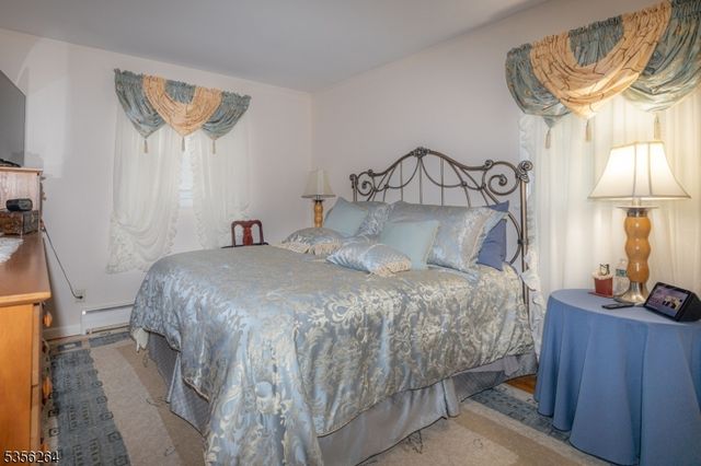 950 Beaver Pl, Rahway City, NJ 07065