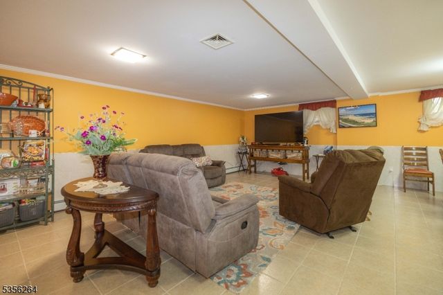 950 Beaver Pl, Rahway City, NJ 07065