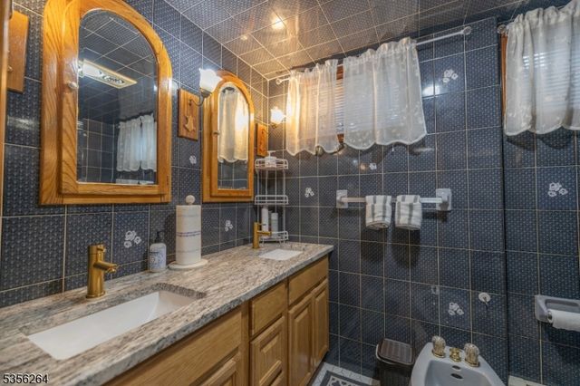 950 Beaver Pl, Rahway City, NJ 07065