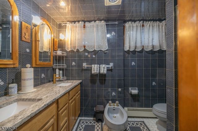 950 Beaver Pl, Rahway City, NJ 07065