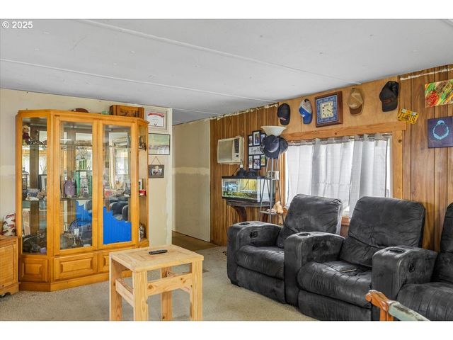 140 BERRY LOOP Ln, Roseburg, OR 97471