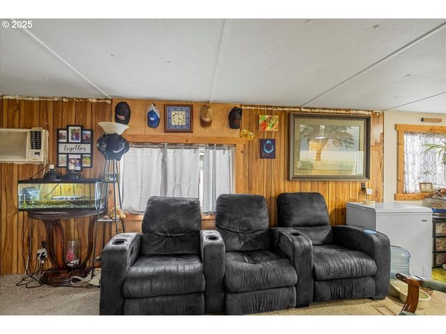 140 BERRY LOOP Ln, Roseburg, OR 97471