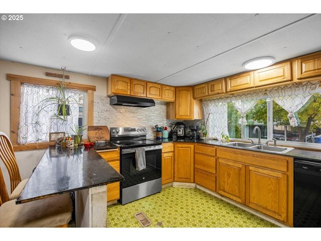 140 BERRY LOOP Ln, Roseburg, OR 97471