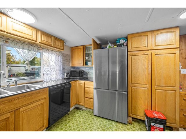 140 BERRY LOOP Ln, Roseburg, OR 97471