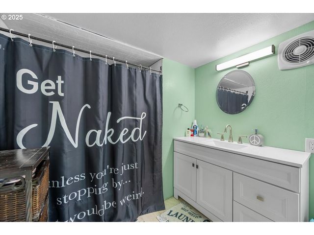 140 BERRY LOOP Ln, Roseburg, OR 97471