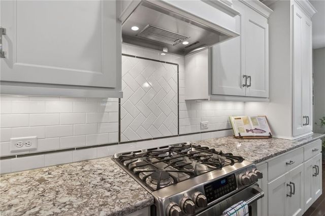 217 Summerhouse LN, Carrollton, VA 23314