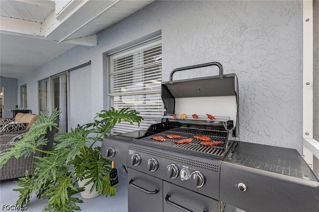 527 SW 57th ST, Cape Coral, FL 33914