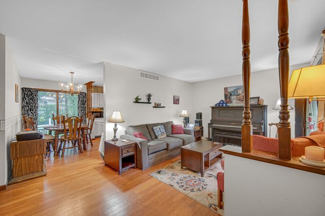 812 Fox Point Drive, Chesterton, IN 46304