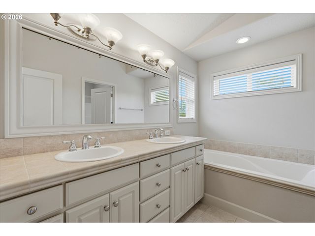2212 LUCERNE Pl, West Linn, OR 97068