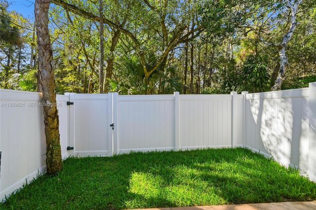 5703 NW 48th Ave, Coconut Creek, FL 33073