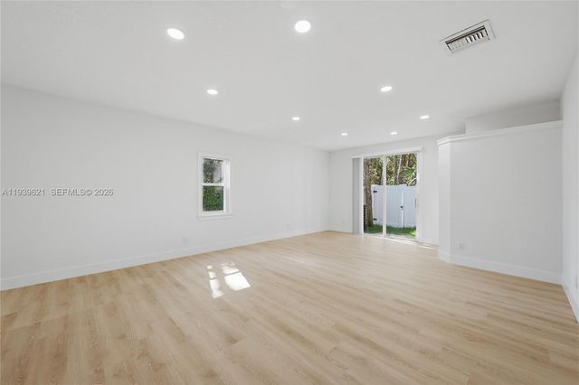 5703 NW 48th Ave, Coconut Creek, FL 33073